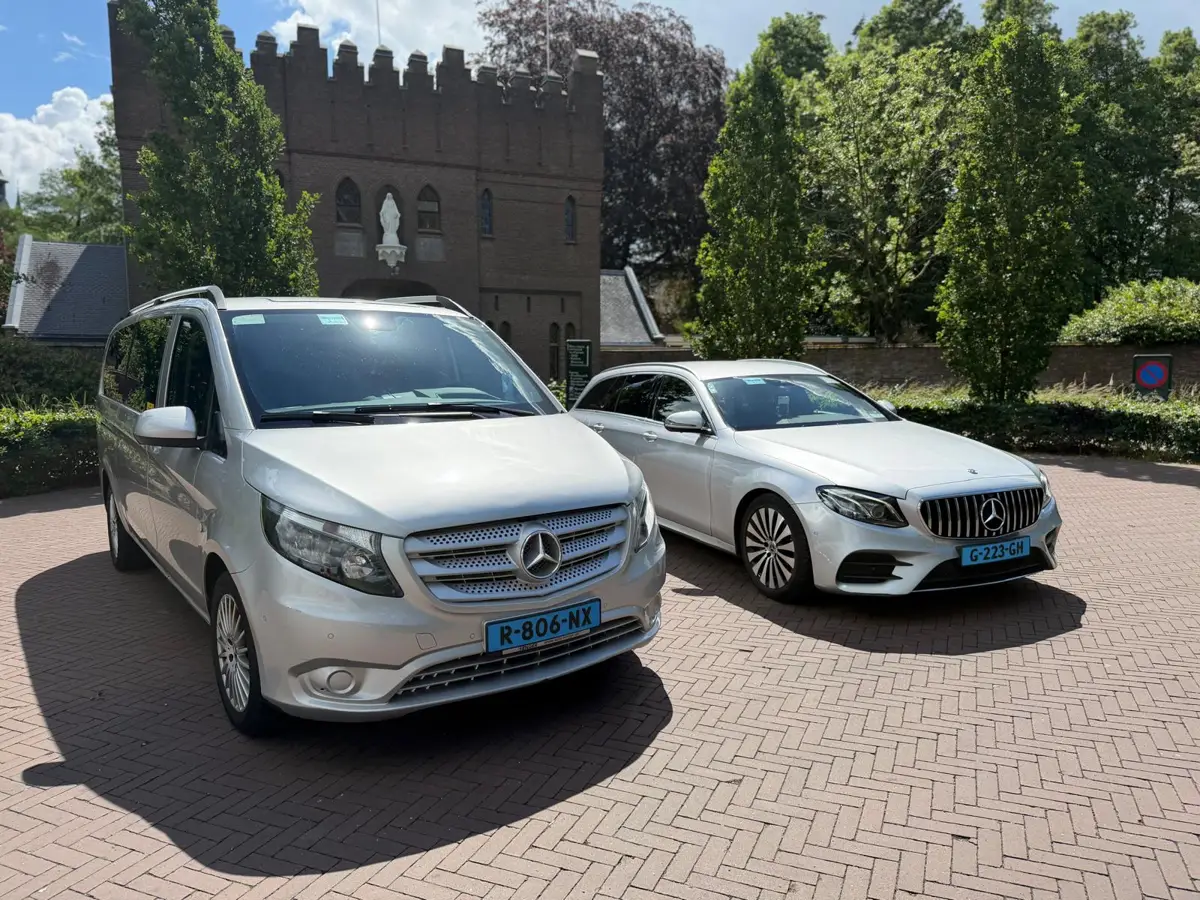 Mercedes Vito taxibus en witte E-Klasse van Taxi Centrale Loon op Zand
